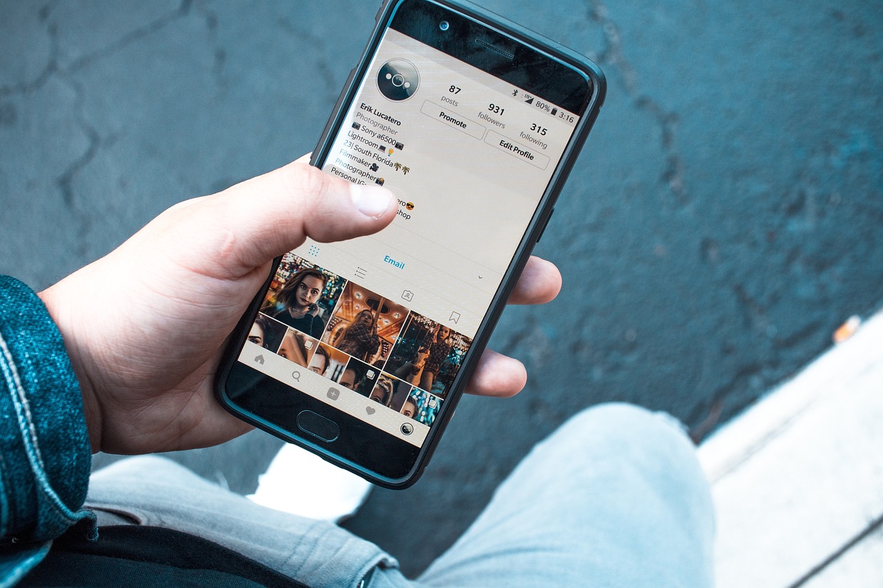 Смартфон с открытым Telegram-чатом